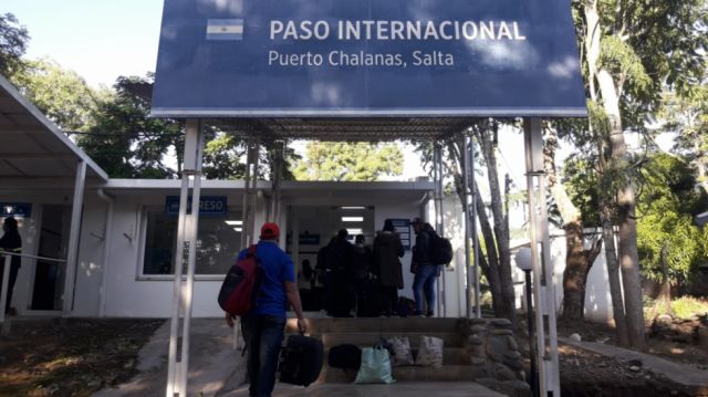 Migración vuelve a trabajar en el paso de chalanas de Bermejo, pero el puente sigue cerrado