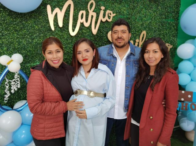 Ivana Cabrera y Erlin Barrios con los futuros padres
