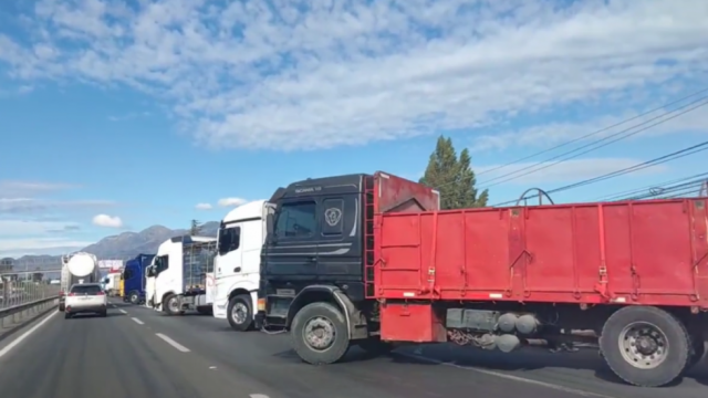 Camioneros bloquean rutas de Chile en protesta por la inseguridad y el alza del combustible