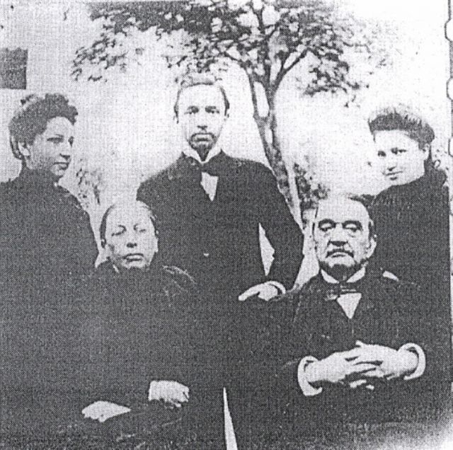 Aniceto Arce rodeado de su esposa, Doña amalia Argandoña de Arce y de sus hijos María, Ricardo y Elena Arce