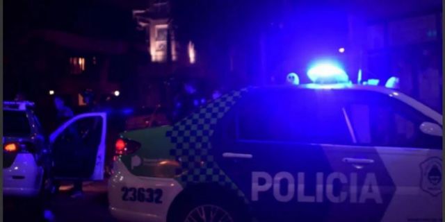 Apareció con un balazo y  con la pistola  de su novia
