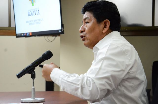 Denuncian que transportistas llevan combustibles de contrabando, en lugar de pasajeros