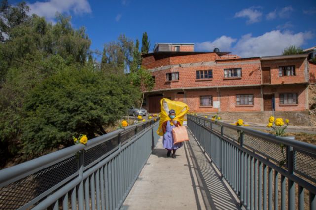 Alcaldía de Tarija entrega pasarela al barrio 15 de Noviembre 