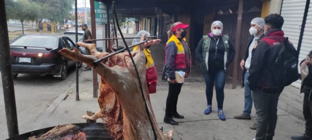Realizan controles en comercios de venta de chancho a la cruz en Tarija