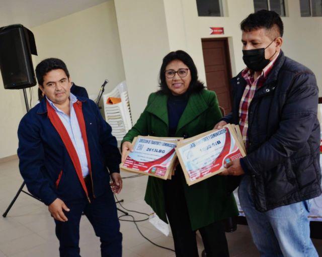 Tarija: Gobernación entregó tarjetas de operación al transporte interprovincial