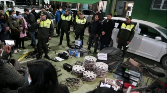 Aprehenden en Oruro a funcionarios de la Aduana por desviar y vender coches comisados