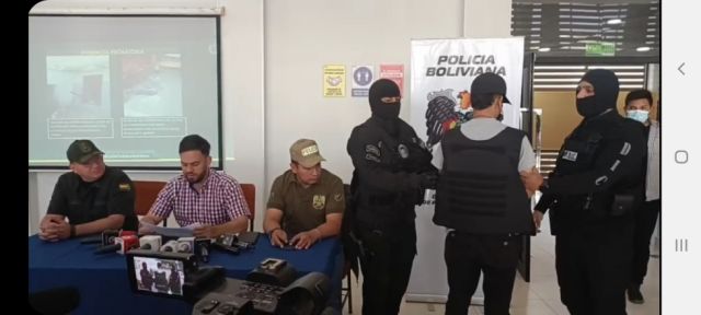 Presentan en Santa Cruz al presunto feminicida de Laura