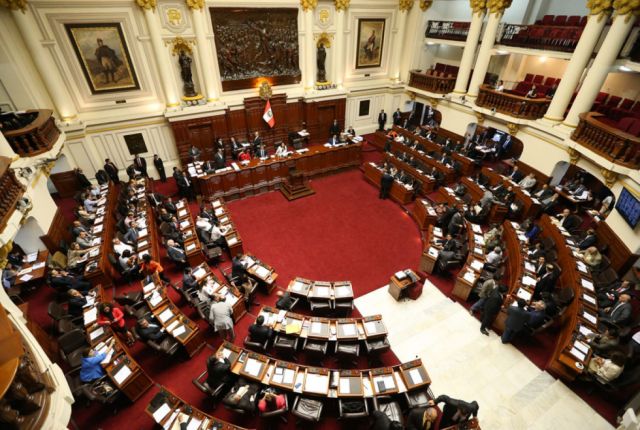 Persisten críticas a rechazo congresal a consulta en Perú