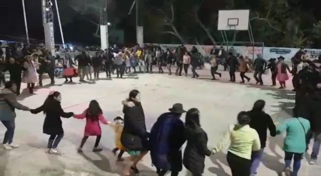 Chicos y grandes gozando del baile y la rueda
