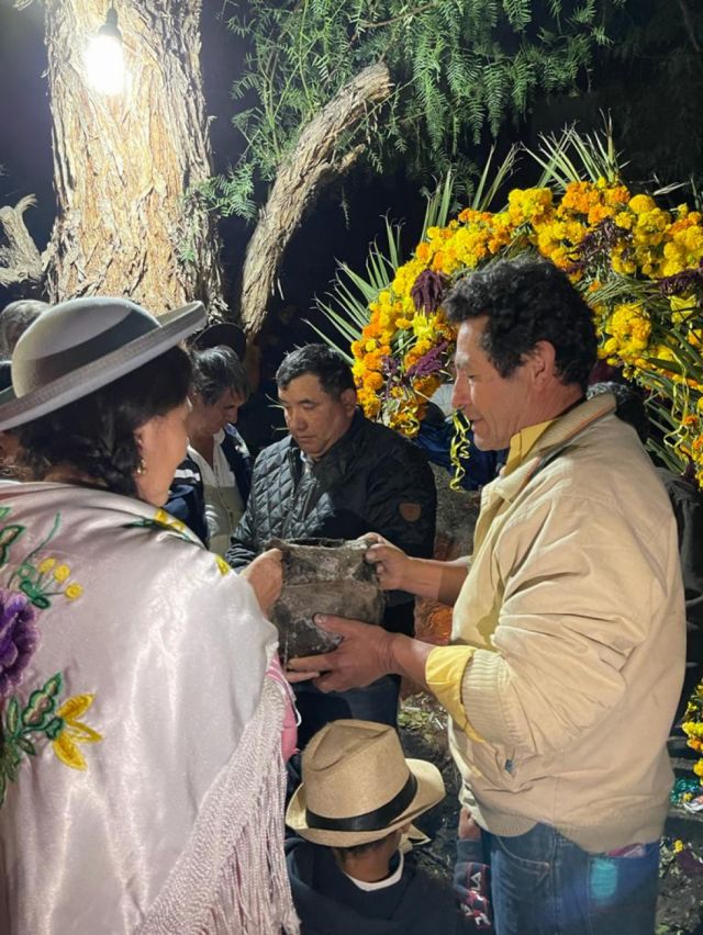 Beatriz Vaca recibiendo la olla de chicha que estuvo 3 años bajo tierra