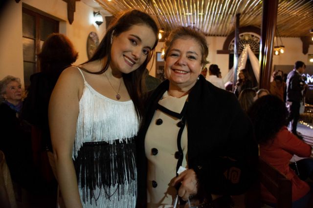 La diseñadora junto a su madre María del Carmen Arellano de Yeske