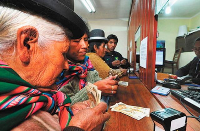 Economía: No existe ningún proyecto para descontar salarios y sostener la Renta Dignidad