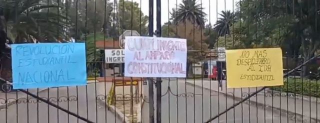 Carteles de protesta en puertas de ingreso al Campus Universitario