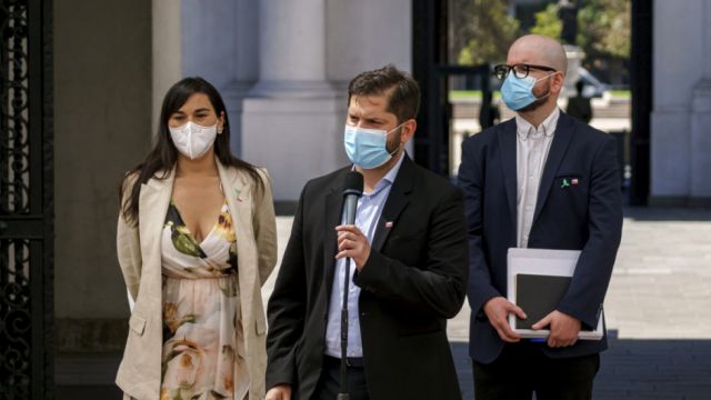 Hieren a un escolta presidencial y roban la casa de la ministra de Defensa: ¿hay una crisis de seguridad en Chile?