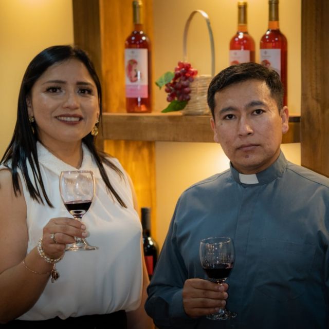 Claudia Sanguino y el Padre Alex Labra