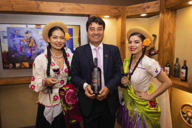El alcalde Johnny Torres con las modelos Wendy Álvarez y Noelia Arroyo