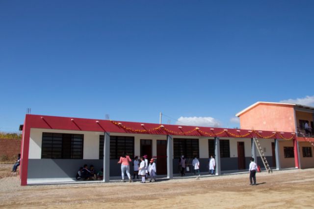 Entregan aulas y baterías de baño a escuela de Monte Sud
