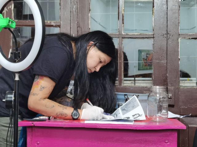 Daniela Albornoz hizo de Casa Creart un estudio de tatuaje a ciegas