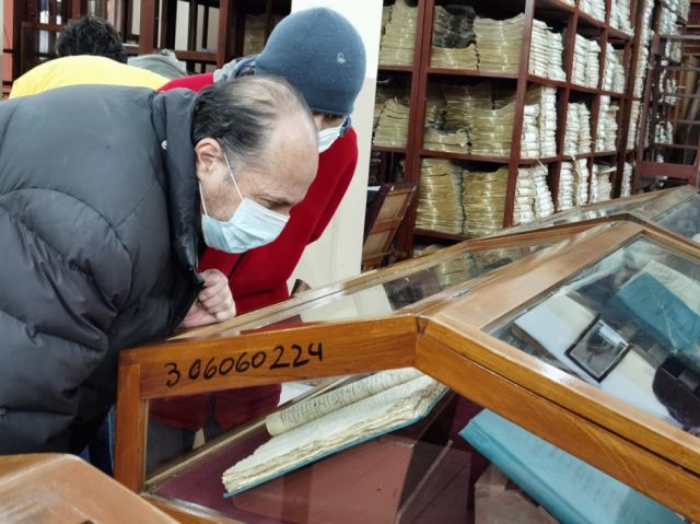 Admirando los documentos de la Biblioteca Municipal