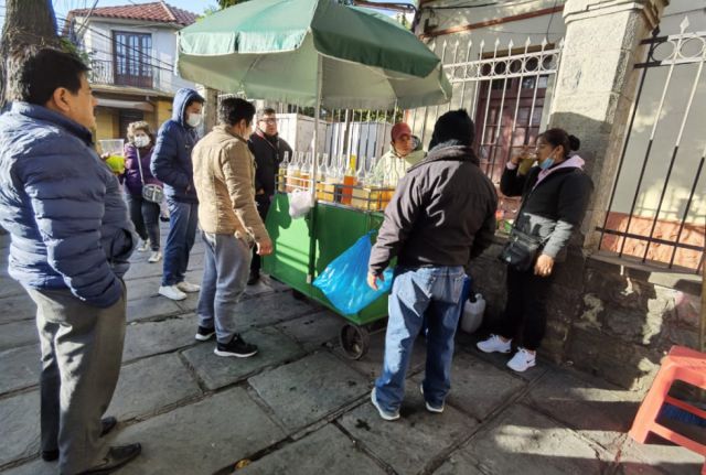 Atendiendo a su clientela