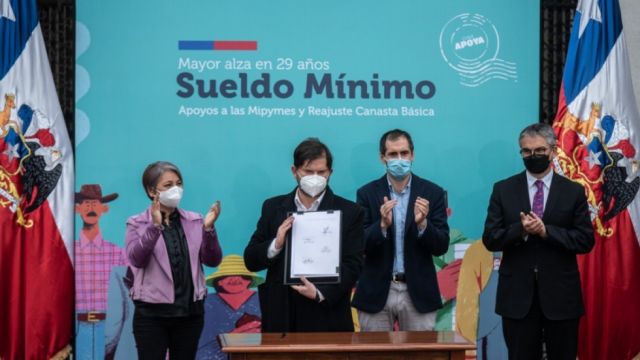 Boric aprueba el mayor aumento del salario mínimo en Chile en casi 30 años