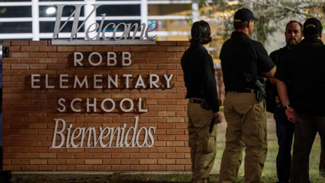 Objeto de burlas, rifles para el cumpleaños y mensajes alarmantes: todo lo que se sabe sobre el joven que mató a 21 personas en una escuela de Texas