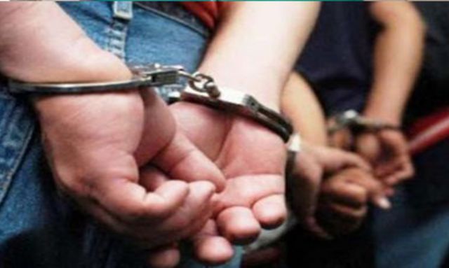 Dueño encontró a tres monreros saqueando su casa