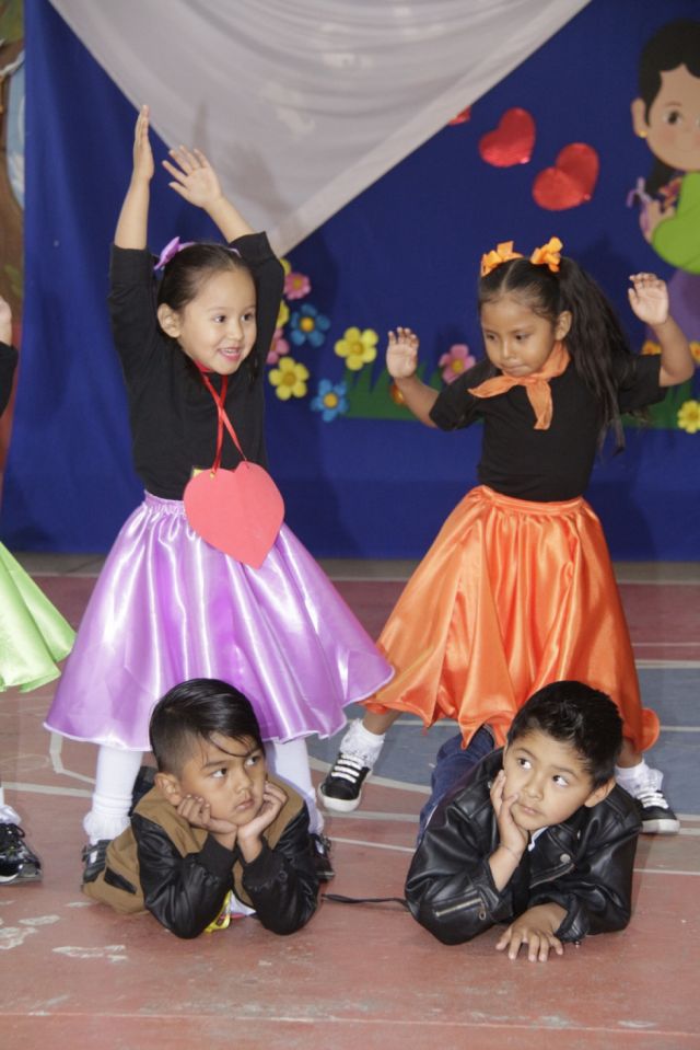 Pequeñas parejas bailando el clásico “Brillantina”.