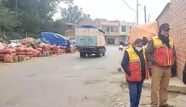 Comisan más de 20 vehículos que obstruían vías en el mercado Campesino 
