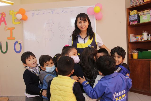 Profesora Nancy de la U.E. Juan XXIII con sus pequeños alumnos.