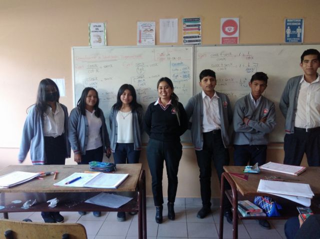 Ana María y sus alumnos de la U.E. Humberto Portocarrero Fe y Alegría