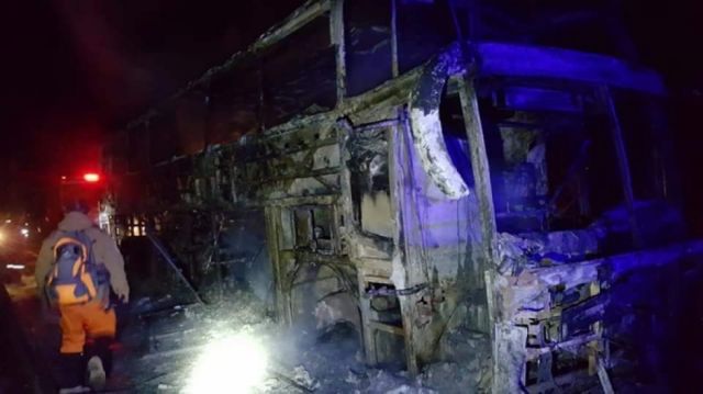 Un bus que salió de Yacuiba a Santa Cruz quedó reducido a chatarra al ser consumido por el fuego (VIDEO)