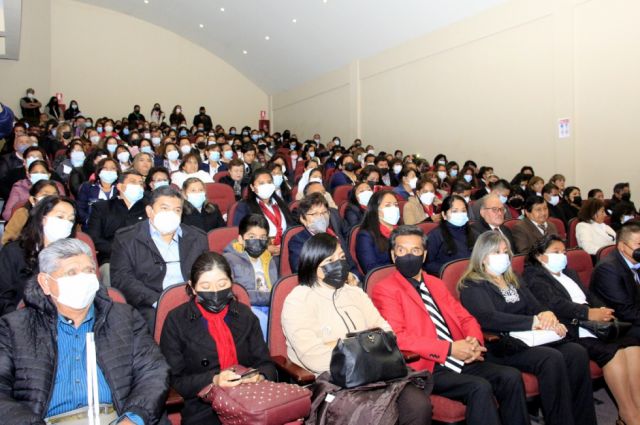 Maestras y maestros llenando el auditorio del Patio del Cabildo.