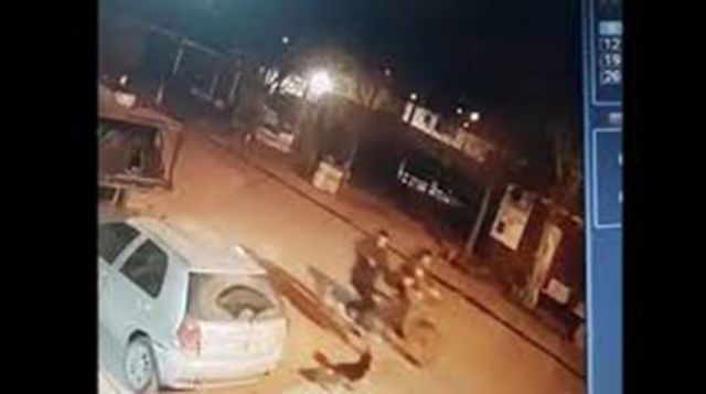 Iban en bici, les ladró un perro y lo matan a balazos