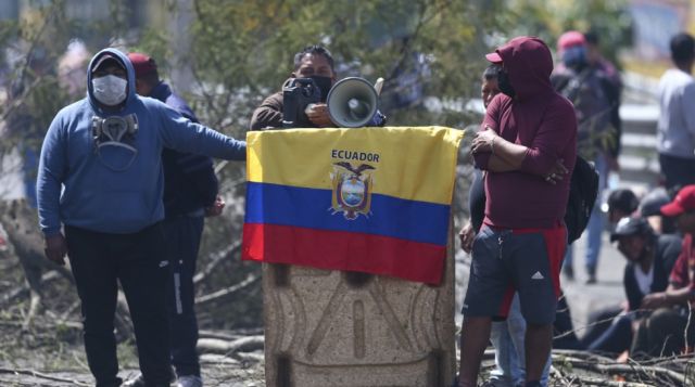 Tensión en Ecuador: Cientos de personas se movilizan
