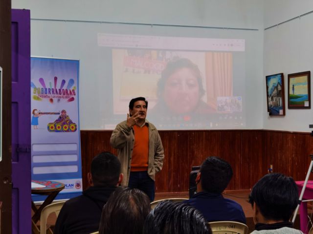 Carlos Jalil de Plan Internacional, y Victoria Guerrero de Naira Cine en proyección.
