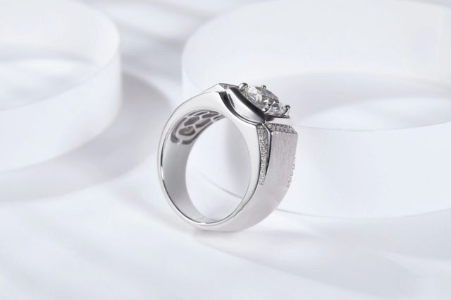 “Diamantes sin género”, la nueva colección de anillos de compromiso para hombres
