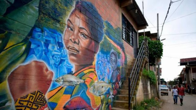 Francia Márquez en uno de los murales