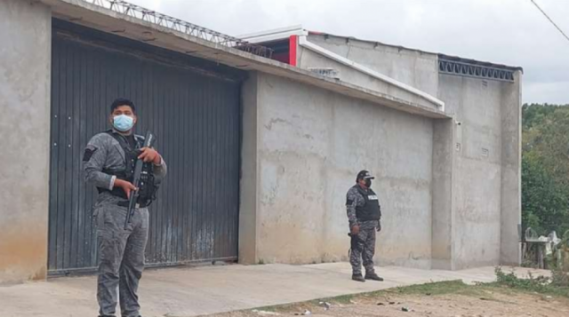 Policía allana inmuebles del Urubó en busca de los asesinos de los tres uniformados
