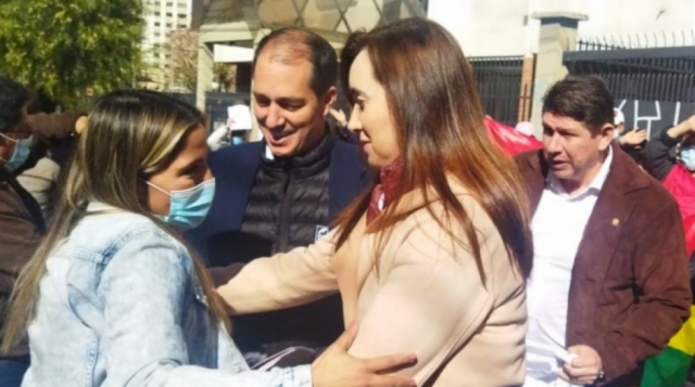 Denuncian que retuvieron pasaporte del eurodiputado González en el aeropuerto de Viru Viru