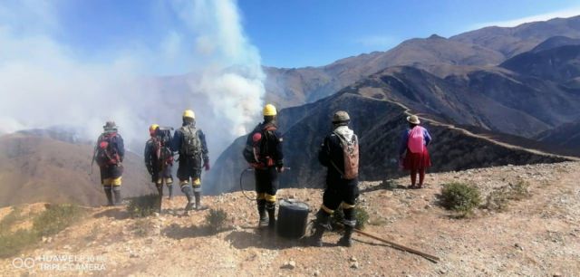 Tercer día de incendio en Padcaya y el fuego se acerca a la frontera argentina