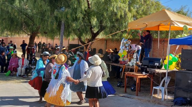La caña sonando, el pueblo zapateando.