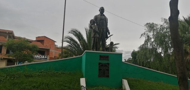 Monumento del Dr. Fanor Romero en la plaza del hospital. 