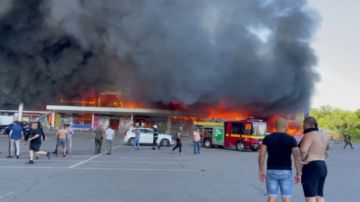 Zelenski publica un video del incendio producto del supuesto impacto de un cohete en un centro comercial de la ciudad ucraniana de Kremenchuk