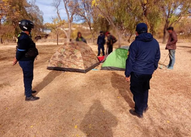 Desalojan a migrantes que hacían uso indebido de las áreas verdes en Tarija
