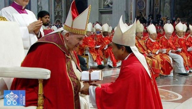 Monseñor René Leigue recibe de manos del Papa Francisco el Palio Arzobispal