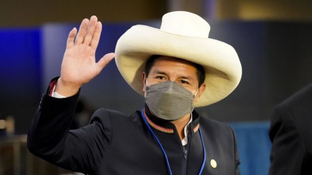Pedro Castillo presenta su "renuncia irrevocable" a la militancia del partido Perú Libre