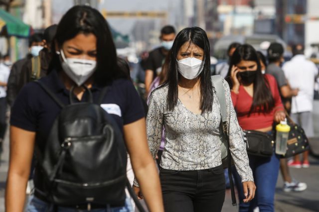 Peruanos volverán a usar mascarilla al aire libre