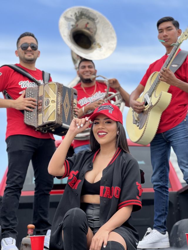 Lucero y su banda regional: Leo Gabba, César Rosas, y Robert Bernal.