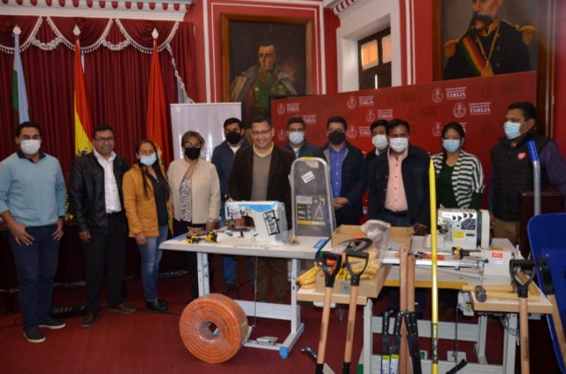 Institutos técnicos de Tarija reciben insumos y material 